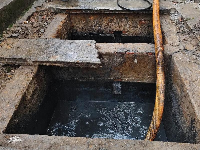 甘家巷清理化粪池